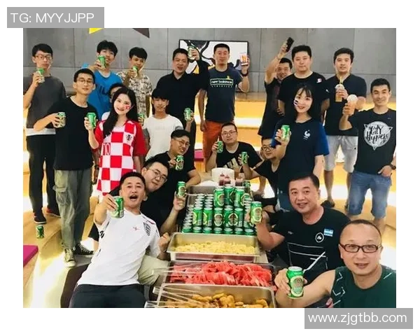 南海足球明星队成员齐聚一堂展现激情与团结的精彩瞬间 南海足球明星队成员齐聚一堂展现激情与团结的精彩瞬间