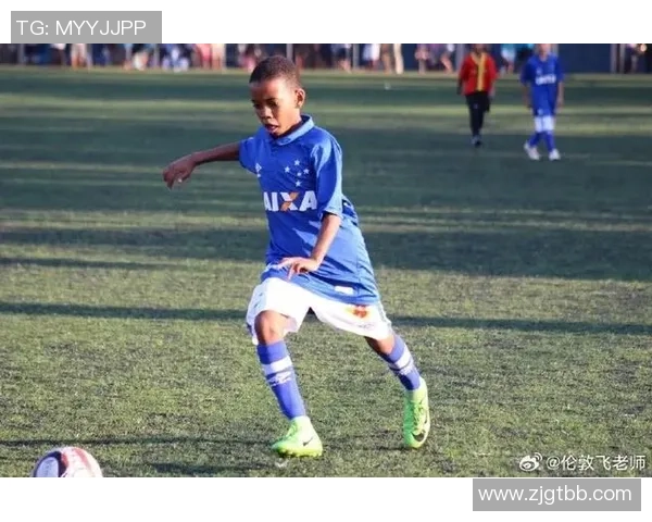 足球明星儿子最新近照曝光引发网友热议颜值与运动天赋兼备 足球明星儿子最新近照曝光引发网友热议颜值与运动天赋兼备