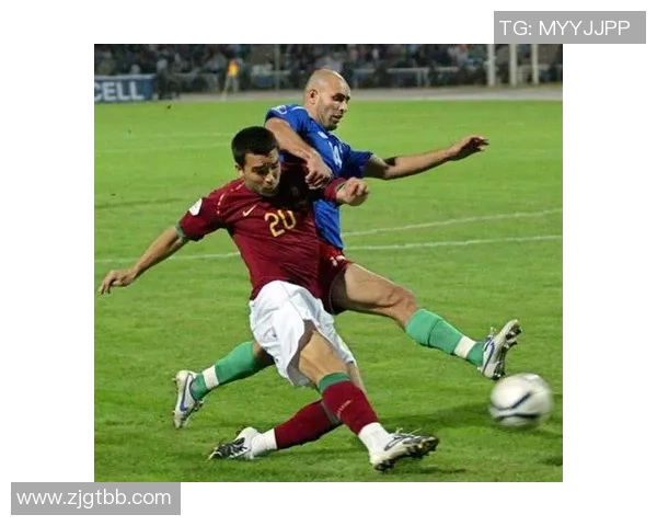 不同足球明星的滑铲技巧与风格解析让我们领略球场上的精彩瞬间