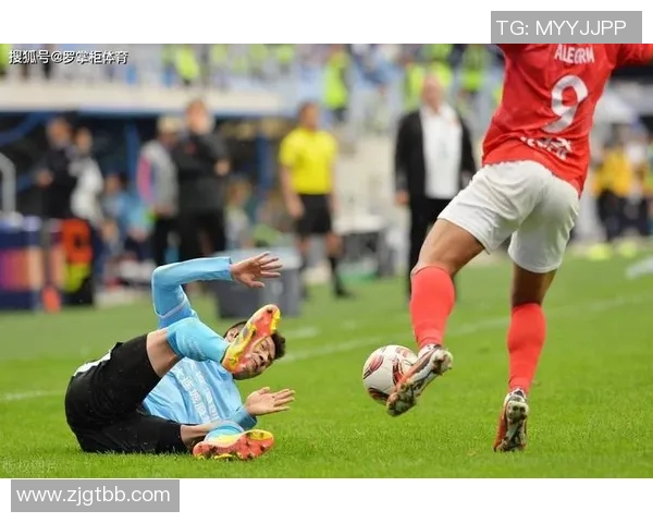 足球明星的脚筋秘密揭示运动员如何保持最佳状态与健康秘诀 足球明星的脚筋秘密揭示运动员如何保持最佳状态与健康秘诀